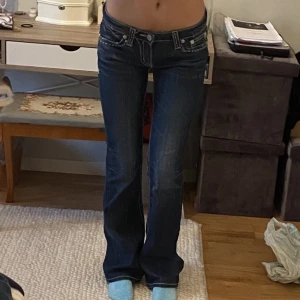 Miss me jeans💙 - Säljer ett par assnygga miss me jeans💕 Midjemått=80cm Innerbenslängd=85cm Skriv för fler bilder. Frakt står du för själv!💕