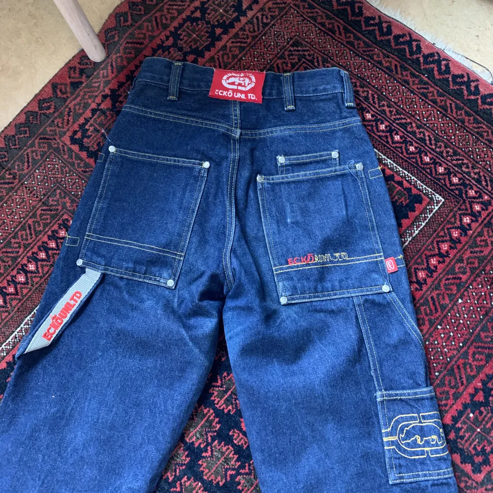 Ett par skitsnygga ecko unltd som jag älskar men som tyvärr har blivit för små för mig ;( de är i väldigt bra skick och har jättesnygga detaljer, typ arbetarbyxor. . Jeans & Byxor.