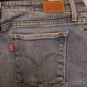 lowwiast straight leg Levi’s jeans, funkar perfekt på mig som bär 32-34, finns två knappar för o göra större elr mindre vid midjan