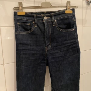 Levi’s marinblå Skinnyjeans (28) (se beskrivning) - Marinblåa skinnyjeans i märket Levi’s. ⚠️De har slitage mellan benen i form av två små hål (sista bilden)⚠️ Men de kan lätt lagas och bli så gott som nya! De syns inte ens nu om du inte kollar rakt underifrån. Från rökfritt och djurfritt hem. 
