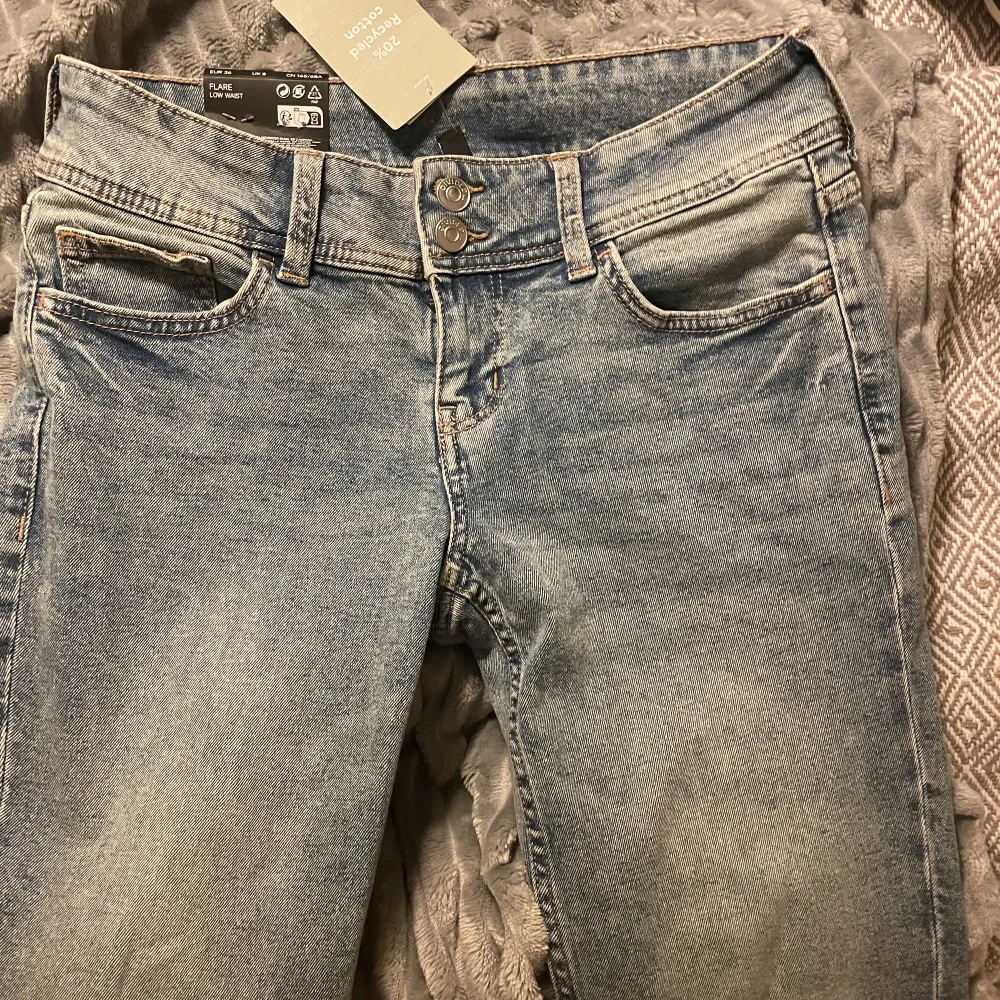 Säljer dessa jeansen pga för långa är drygt 160 lång, skriv för mer bilder ❤️❤️. Jeans & Byxor.