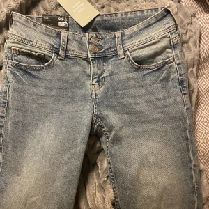 Jeans med fickor  - Säljer dessa jeansen pga för långa är drygt 160 lång, skriv för mer bilder ❤️❤️