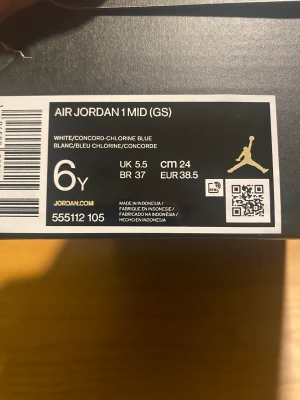Air Jordan 1 MID GS - Str 38.5 Endast använda en gång pga fel storlek.  Finns i Örnsköldsvik men kan skickas 
