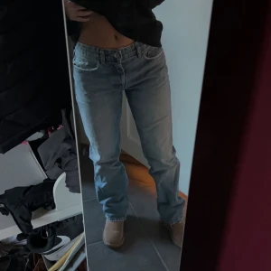 Jeans från zara  - Säljer dessa snygga lågmidjade jeansen från zara. Använd inte köp direkt funktionen!!!