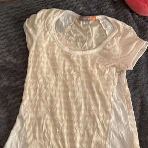 T-shirt - Fri frakt! Aldrig använd.