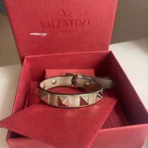 Jätte fint Valentino armband i glitter!