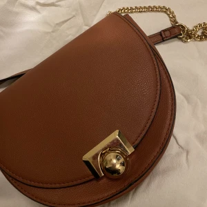 Brun handväska  - Brun crossover handväska 👜 mycket bra skick. Skicka pm för fler frågor ❣️🔆