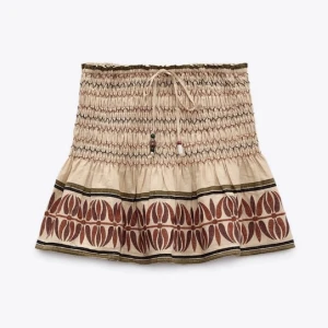 Zara kjol - Använd ca 2-4 gnr sparsamt, först till kvarn. Min är dock köpt på Zara i spanien🧡🧡