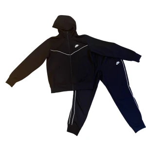 Nike tech i silke - Säljer min svarta Nike tech som jag fick i födelsedagspresent, den var för liten för mig så säljer den billigare här, den är perfekt på sommaren, byxorna är ochså i M. Techen passar dom med S ochså. Pris kan diskuteras…