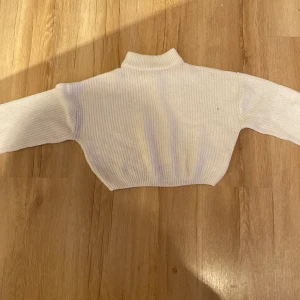 Vit stickad tröja - Skön tröja men kliar lite vid nacken