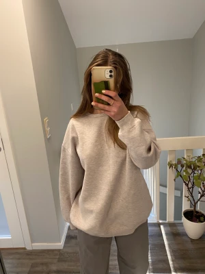 Grå Sweatshirt - Säljer denna oversized sweatshirt, den är inte nopprig då jag använt den såpass lite.