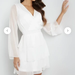 Oanvänd studentklänning - En perfekt studentklänning i storlek 38 från Bubbleroom 🤍 Den är helt oanvänd och prislappen sitter kvar. Nypris är 599kr men jag säljer den för 440kr