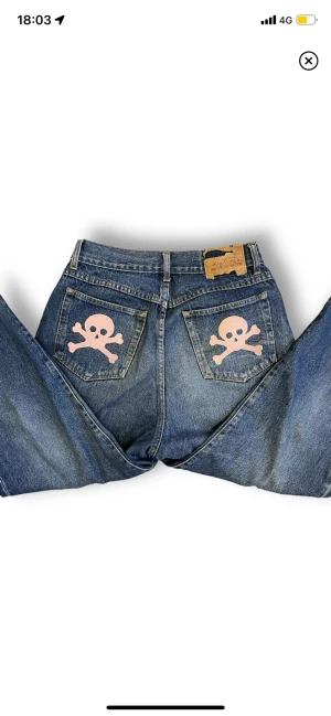 Feta jeans - Säljer dessa då de inte passade mig  Ps bilderna är från förra säljaren