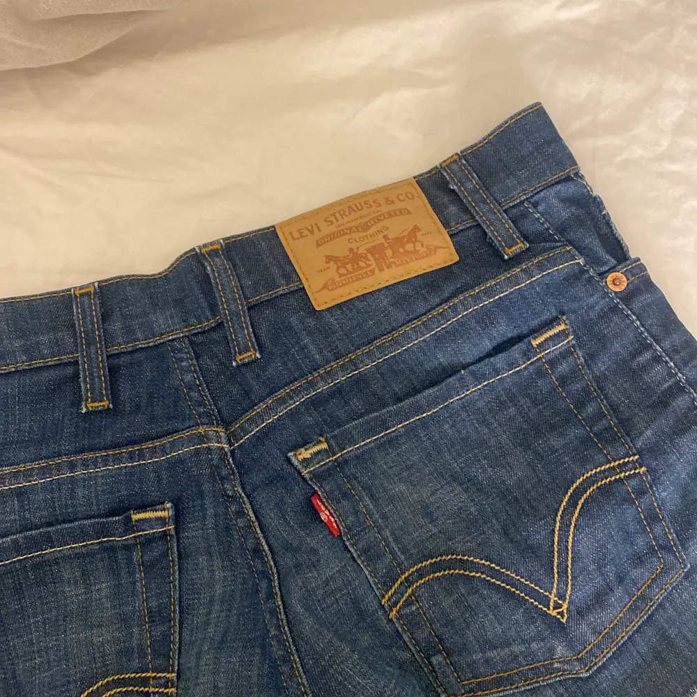 Säljer dessa low waist mörkblå shortsen från Levis. De är ett gammal par jeans som jag klippt, fint skick❤️. Shorts.
