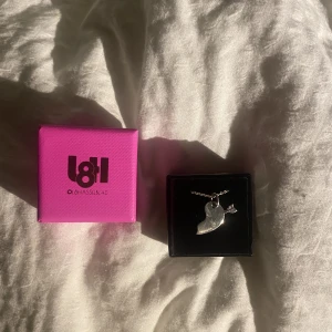 L8H halsband  - Säljer ett jätte fint halsband i halvt hjärta från L8hasselbad köpt för 425 kr 💓 fråga gärna om ni har  funderingar eller vill ha fler bilder  🫶🏼