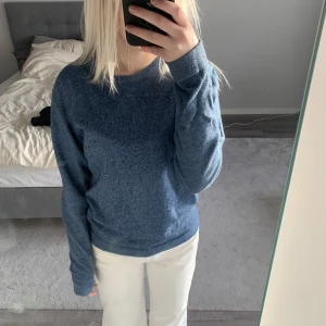 blå tröja  - säljer denna jätte fina och sköna tröjan, den har inga skador och har använt den några gånger😇skriv om ni vill ha fler bilder!