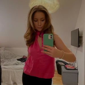 Rosa topp från Nakd - Väldigt fin rosa topp från Nakd💗 använt en kväll så i väldigt bra skick. Köpt för 219kr 