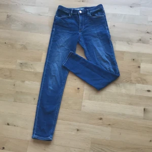 Mörkblåa jeans  - Sköna jeans, med en snygg knapp