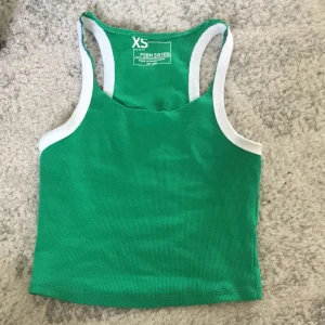 Grönt, linne, magtröja 15 kr - Jag har klippt den så den bli lägre vid halsen så det är därför den ser konstigt ut vid armarna men den är skit snygg på. (;