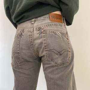 Super kule low waist jeans fra Replay! Jag er en 172cm