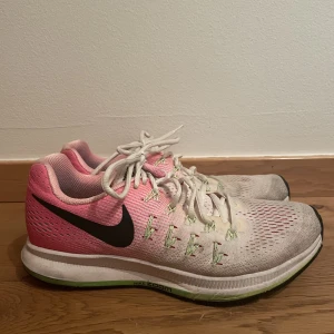 Nike Zoom Pegasus 33 - Nike Zoom Pegasus 33 i storlek 38,5. Ett par år gamla, men har inte använt så mycket. Skulle säga att det är en utav de sköna skorna att springa och gå i. Pris går att diskuteras. Skriv om ni vill köpa!