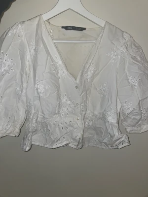 Blus från Zara - En jättegullig blus från Zara med puffärmar. 