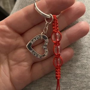 Live Love Dream nyckelring - Egentillverkad nyckekring.  Mörkrosa med hjärta, text Live love Dream