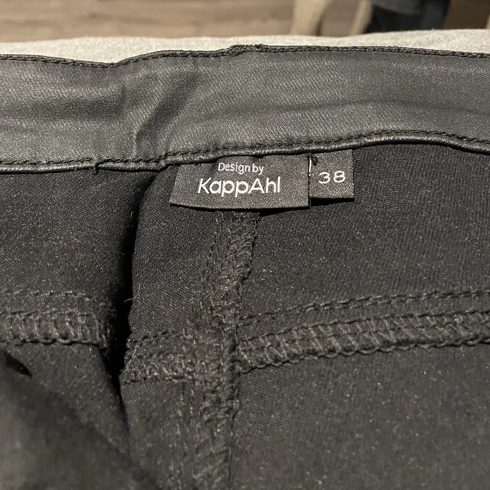Superfina trekvarts skinn byxor i storlek 40/M😍Köpta på Kappahl sparsamt använda och därför bra skick.. Jeans & Byxor.