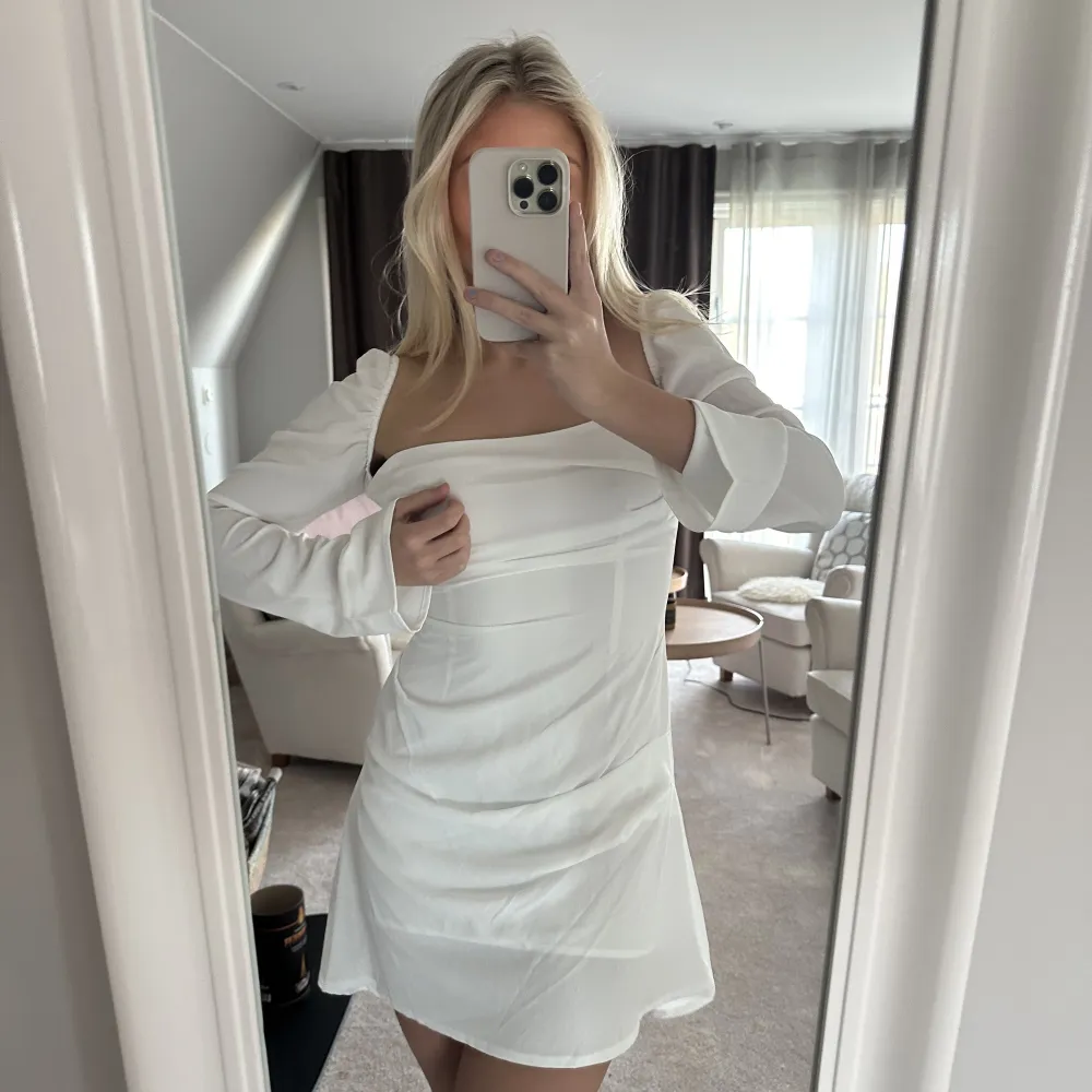 Säljer min supersnygga vita klänning i storlek M men som sitter som en S ungefär💗 aldrig använd!! . Klänningar.