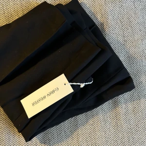 Carin Wester kostymbyxor 34 - Svarta kostymbyxor från Carin Wester. Helt oanvända. Inköpa för 500 kr. De är längre än vad de ser ut på bilden (jag är 170). Storlek 34. 