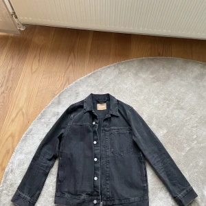 Mörkgrå Jeansjacka  - Mörkgrå jeansjacka från Weekday. Storlek: S