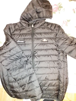 Ellesse jacka - Höst/vår-jacka ifrån Ellesse. Nypris var runt 1200 kr, köptes i höstas.  Är inte använd supermycket, så den är mycket gott skick.  Storlek Large, men den passar även en medium. Kan hämtas eller skickas.