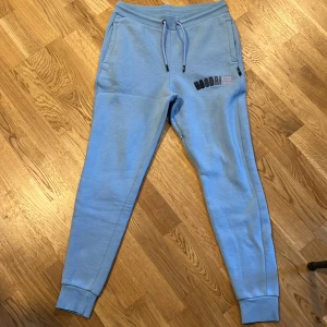 Hoodrich byxor(ljusblå) - Hej säljer ett par jätte fina hoodrich byxor använda 2 gånger. Pågrund av att dom var för små säljer jag dom passar folk som är 160-175