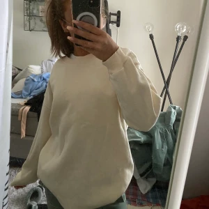 Cremevit/beige college tröja - College tröja från Gina Tricot, oversized, går att ha hängandes eller vika upp, storlek S🫶🏽 100 kr + frakt 