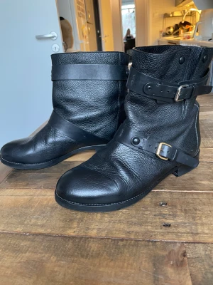Boots - Jättesnygga skinn boots från Chloe.Dom är sulade och klackade.Endast använt Max 4 gånger.Säg till om ni vill ha fler bilder.