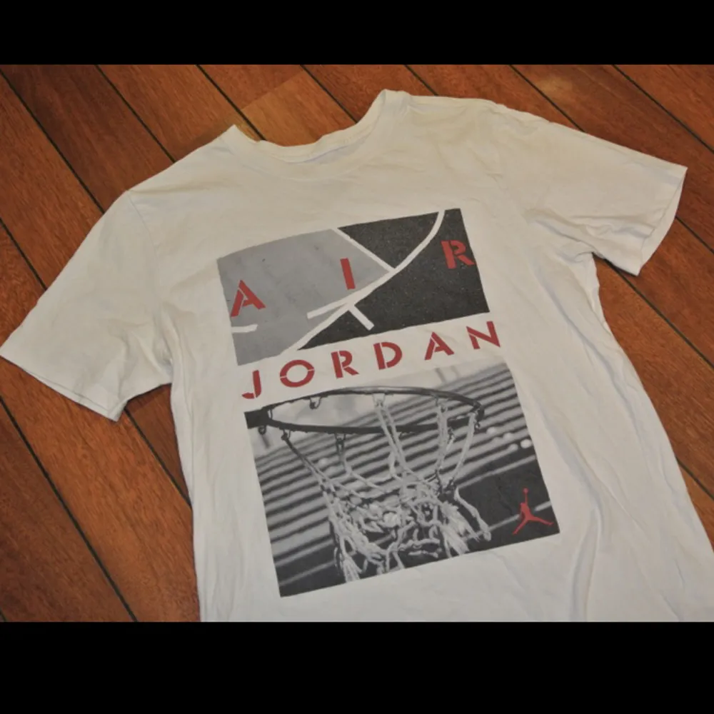 Jordan Tshirt i storlek M. Sparsamt använd och i gott skick.. T-shirts.
