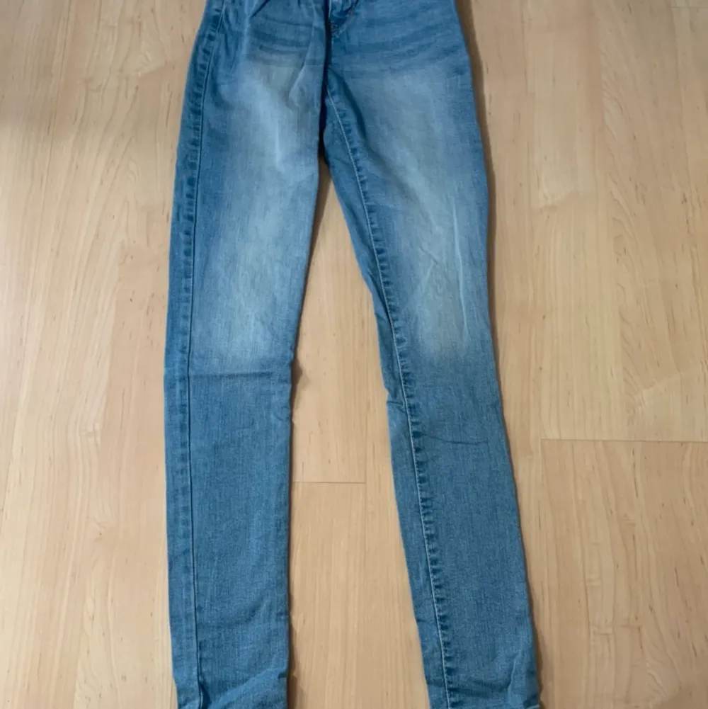 Ljusblå jeans i storlek S. Från Lager 157. Modell skinny. . Jeans & Byxor.