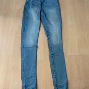 Ljusblå jeans i storlek S. Från Lager 157. Modell skinny. 