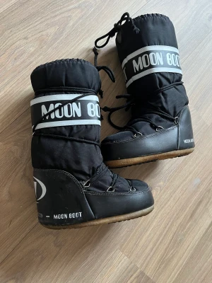Moonboots  - Svarta höga moonboots. Bra skick dock finns slitningar på de! 🤘🏻  Frakten kostar 69kr. 