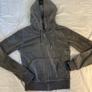 Juicy couture - Jättefin grå Juicy Couture tröja som tyvärr va för liten för mig ❤️ nypris: 1200kr 