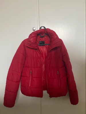 Jacka  - Säljer nu min röda dun jacka, som ej kommer till användning längre, då jag har växt ur den tyvärr.