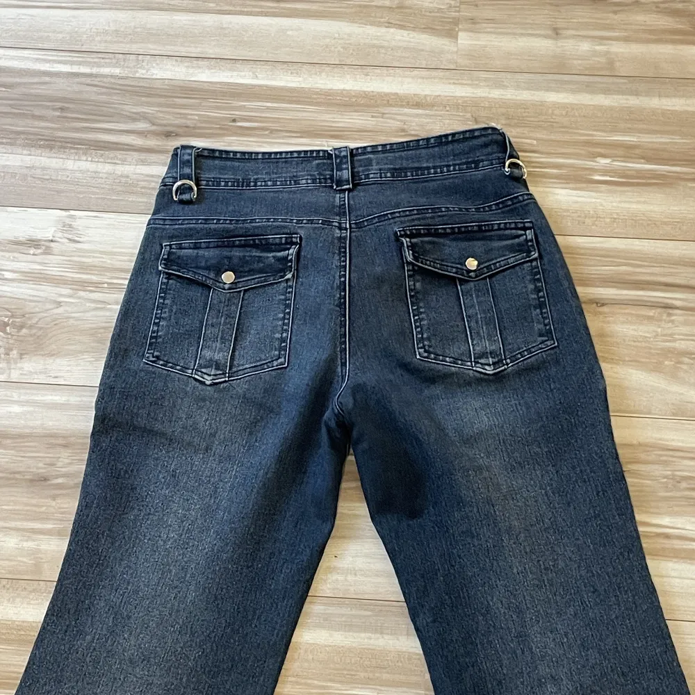 Superfina jeans med detaljer och knappar. Intressekoll!!  Jag är 160 nästan. Passar mig perfekt i längden. Jeans & Byxor.