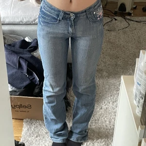 Lågmidjade jeans  - Sjukt snygga lågmidjade jeans från Miss O&y ! Straight/bootcut med fina detaljer på fickorna. Skriv för fler bilder, frågor eller pris.🤍