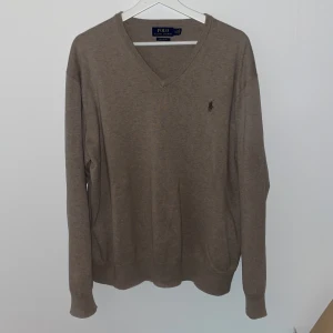 Ralph lauren tröja  - Säljer min beigea Ralph lauren tröja. Köpt för 1 år sen på Care of Carl för 1095kr storleken är väldigt liten och passar M och L men är XL 8.5/10 i kond då det inte finns några defekter. Men priset kan diskuteras! 