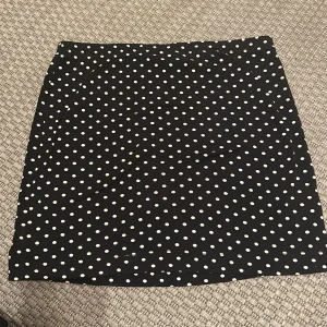 Prickig kjol  - Svart och vit stretch kjol i god skick