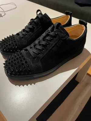 Louboutin Junior Spikes 42.5 - Hej! Säljer nu mina sparsamt använda Louboutins, i storlek 42.5. Skorna är lite stora i storleken och passar mig som har 43. Skorna är i bra skick och allting fås med och kvitto finns. Vid smidig affär kan jag gå ner i pris.