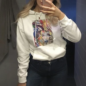 Hoodie Cool Elephant  - Hoodie från Cool Elephant med trycket ”Painted woman”, storlek XS. Nypris är 600kr. 