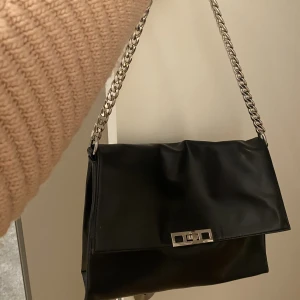 Svart väska  - Säljer en svart klassisk fin väska. Inga defekter eller liknade. Väska är lite större och passar därför perfekt för att packa med extra saker. 💗💗