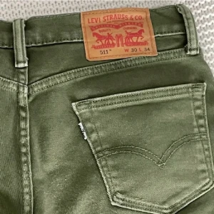 Levis jeans - Säljer mina gröna lågmidjade Levis, jättefina och i gott skick! De är lite för korta på mig som är 170 så passar någon kortare