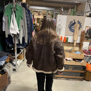 Pilot läderjacka - Jag säljer min vintage pilotjacka i äkta läder då den inte längre kommer till andvändning. På bild 2 ser ni en likadan jacka från en auktion. Jackan är stor i storleken och funkar S/M, beroende på hur man vill att den ska sitta 💕😍